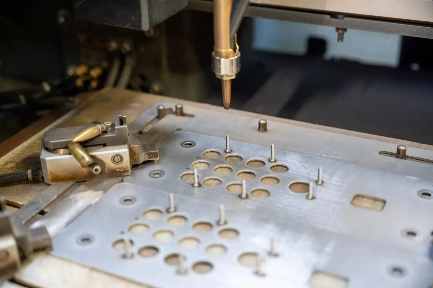 Poinçonnage CNC de tôle avec pose d'inserts